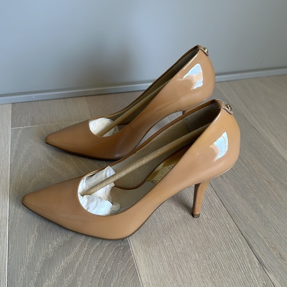❌SOLD❌ Michael Kors Patent Leather Heels US 7 - Beige - Picture 3 of 4